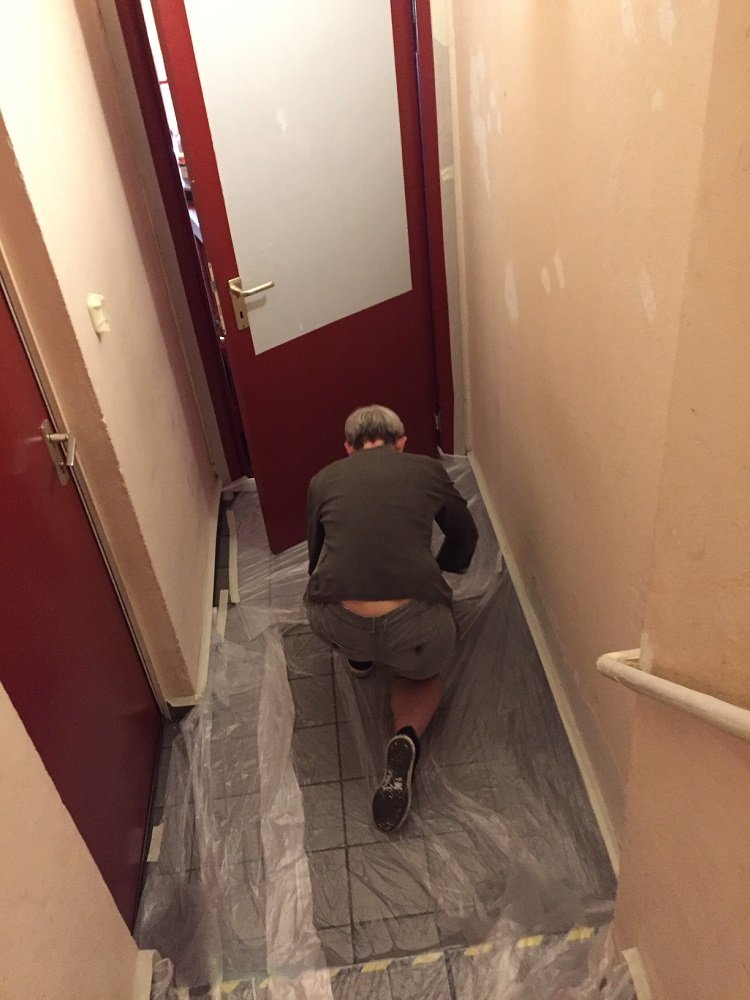 Manu deckt den Boden mit Folie ab