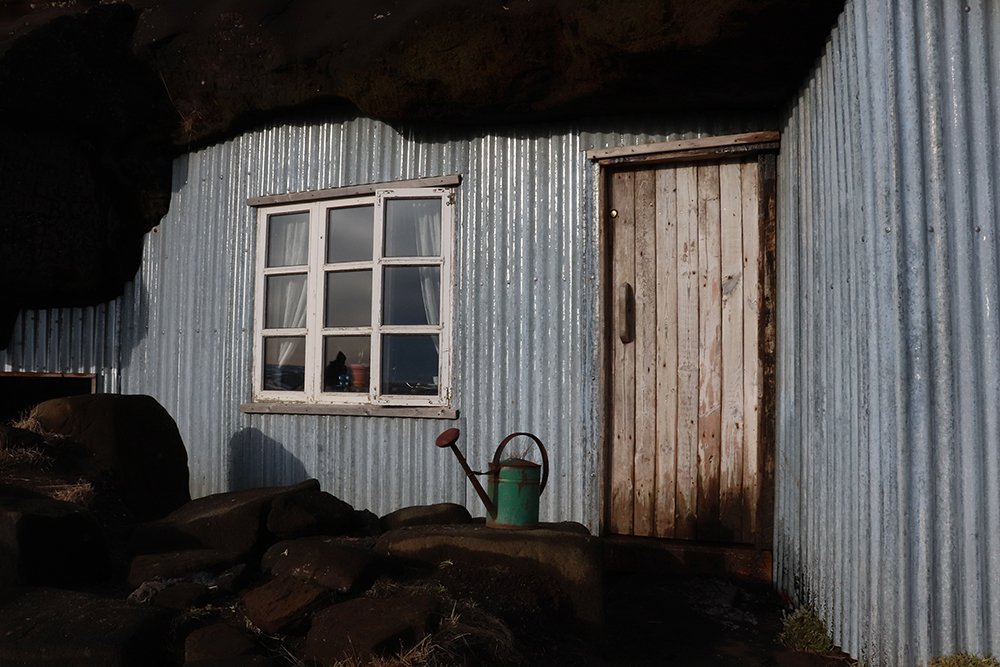 Bild von einer Höhle in den Bergen von Islands