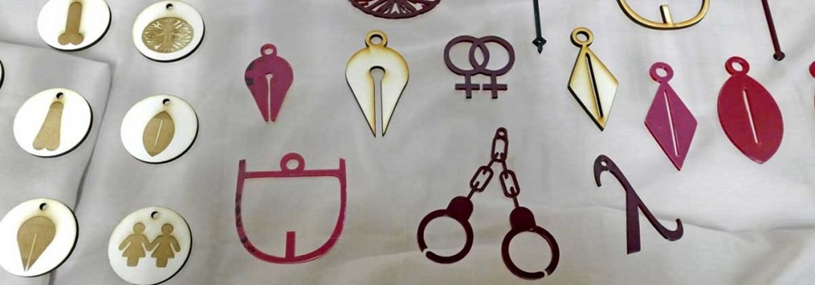 Vitrine mit Schmuck-Objekten