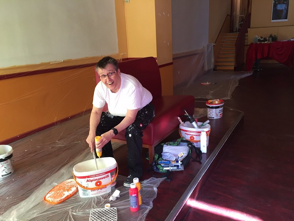 Manu rührt die Farben an