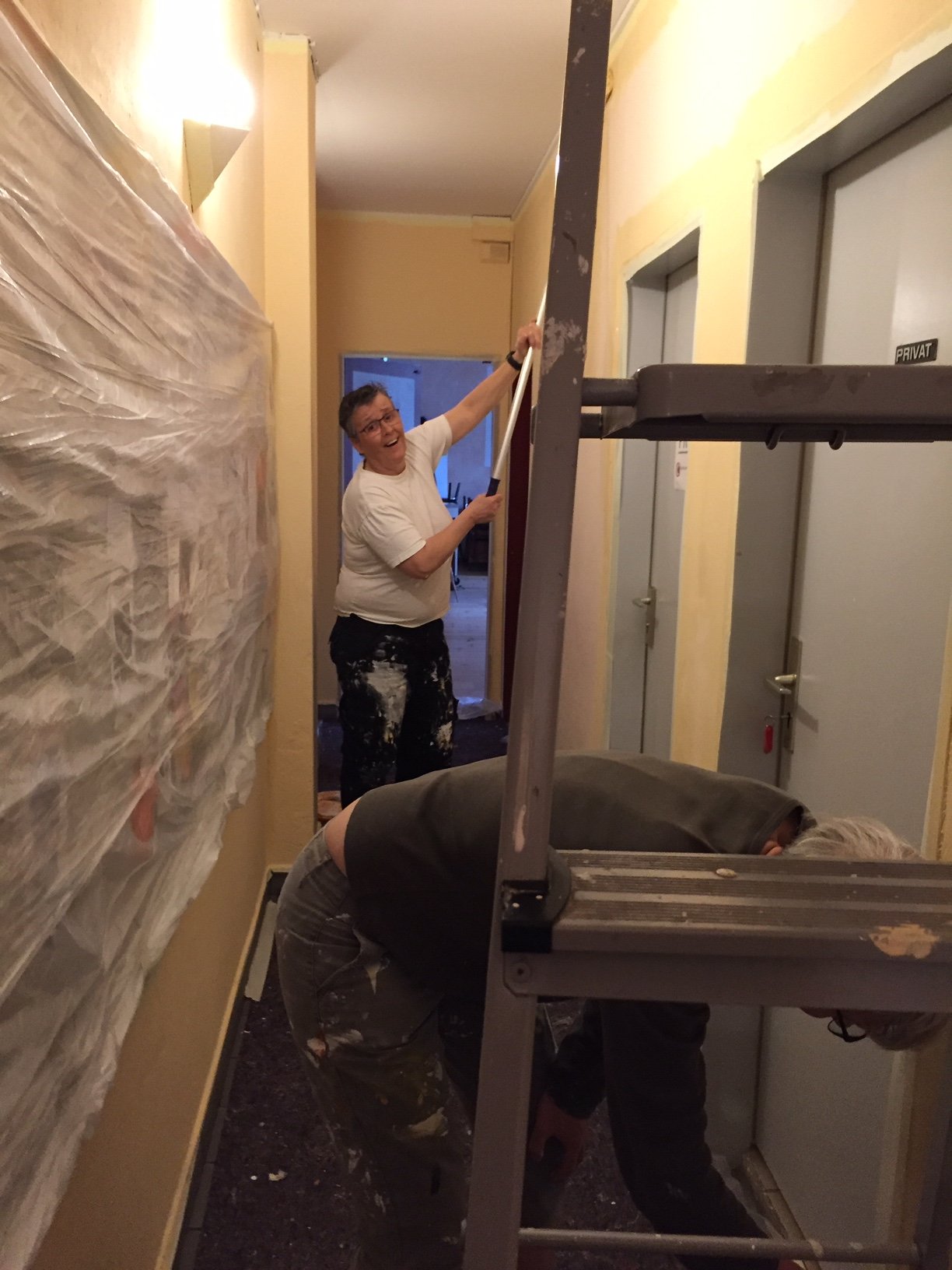 Manu streicht den Flur