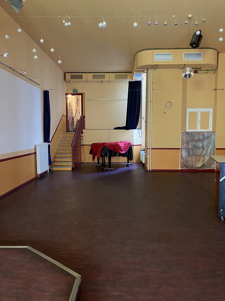 Die Begine mit frisch gereinigtem Fußboden