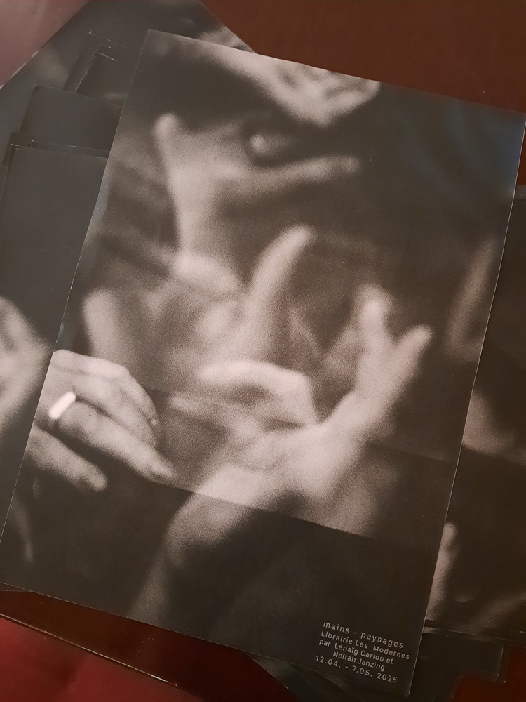 Viele schwarzweiße Fotos, die aufeinander liegen. 