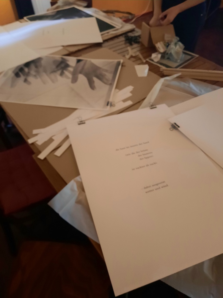 Viele große Papierstücke liegen auf einem Tisch. 