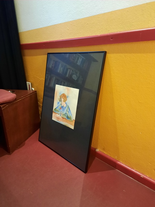 Ein Foto von einem stehenden an der Wand eingerahmten Bild