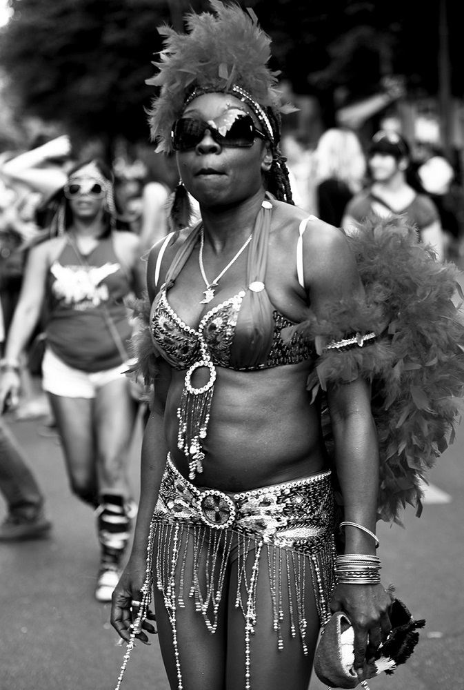 Bild von schwarzer Frau im Kostüm