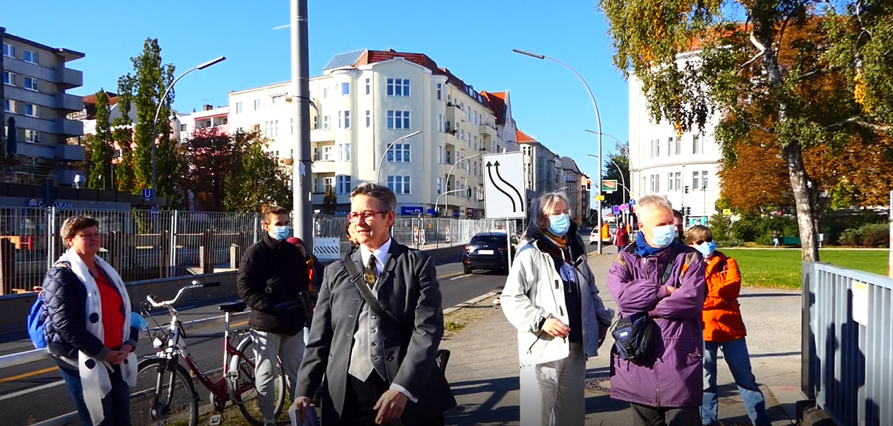 Sigrid Grajek mit mehreren Frauen unterwegs