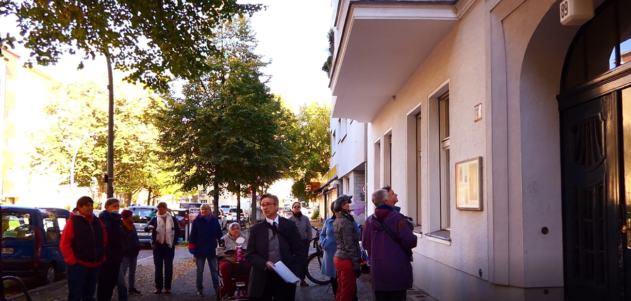 Sigrid Grajek vor dem Gertrude Sandmann-Haus