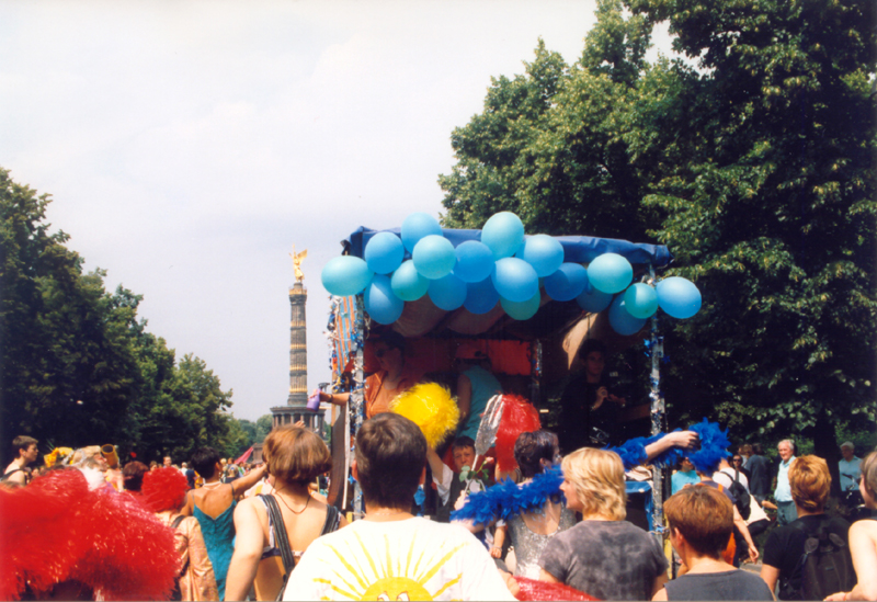 Bild der CSD-Parade 1998 mit Blick auf die Siegessäule