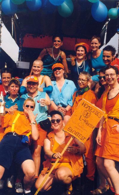Bild mit Frauengruppe auf dem CSD-Truck 1998