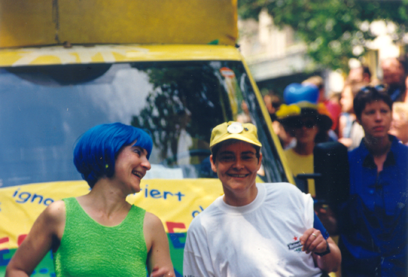 Bild von zwei Frauen beim CSD 1999