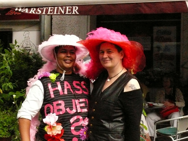 Bild von zwei kostümierten Frauen vor der BEGiNE