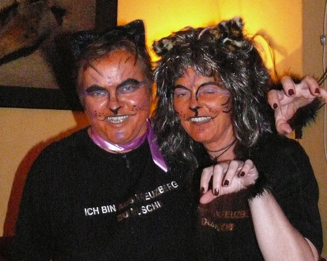 Bild von zwei Frauen im Katzenkostüm