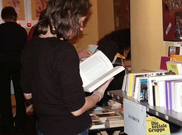 Bild von einer Frau vor einem Bücherregal
