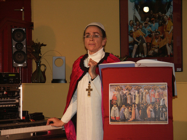 Bild mit Birgitta Altermann als Päpstin
