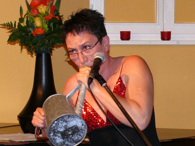 Bild mit der Kabarettistin Casper in der Begine 2007