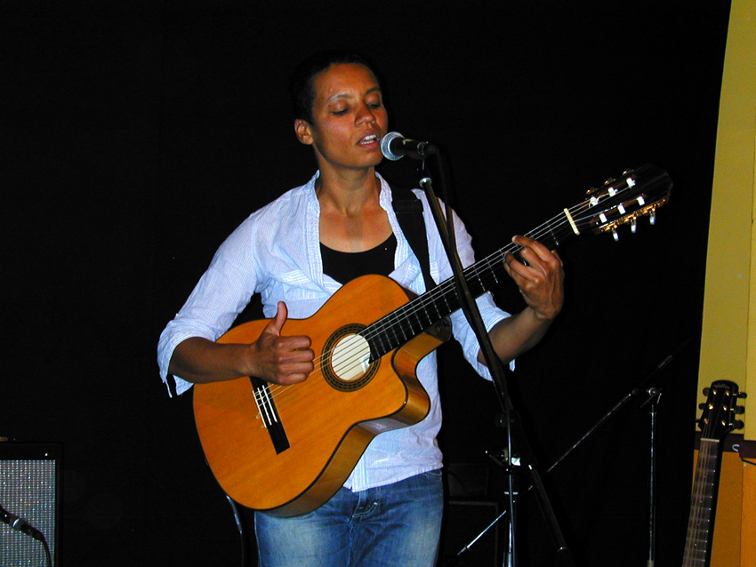 Bild mit Adwoa und Gitarre