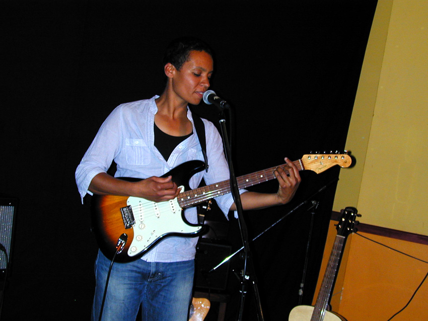 Adwoa mit E-Gitarre