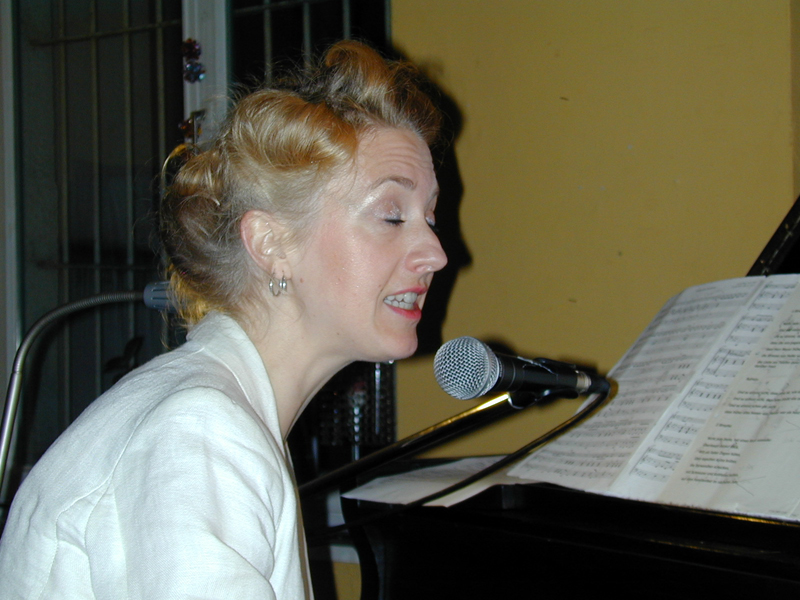 Bild einer Sängerin am Piano