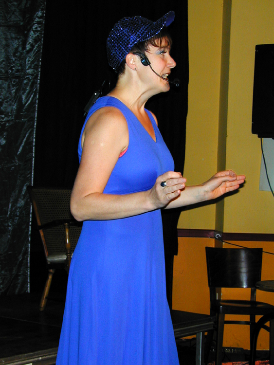 Bild einer Sängerin im blauen Kleid