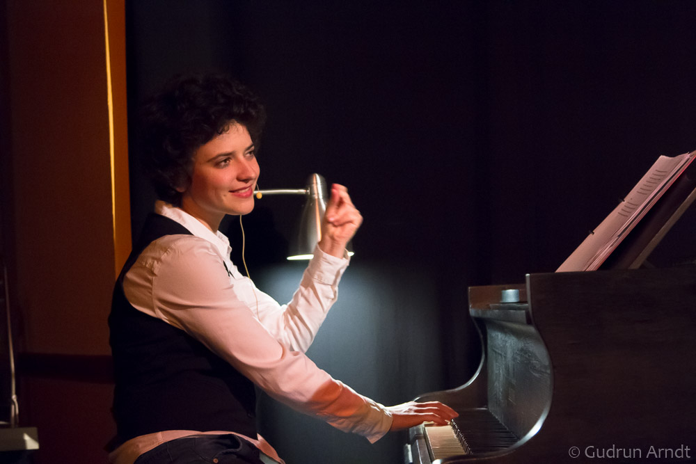 Bild mit Karolin Roelcke am Klavier
