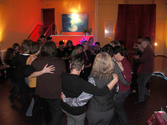 Bild mit Rueda tanzenden Frauen