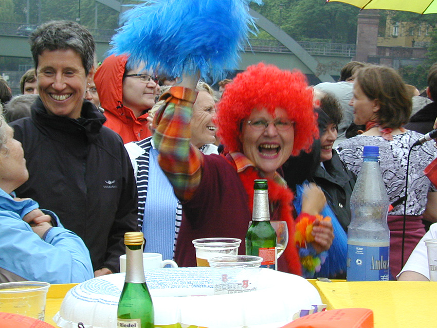 Bild von feierenden Frauen beim CSD auf der Spree 2012