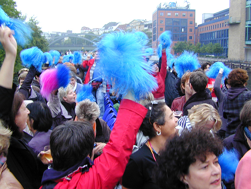 Bild mit Frauen und blauen Puscheln