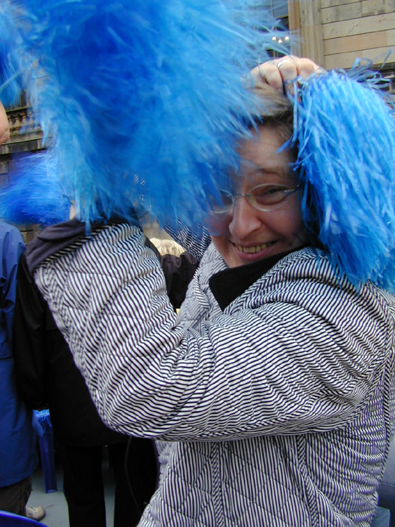 Bild mit Frau und blauen Puscheln