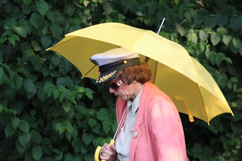Bild einer Frau mit Regenschirm