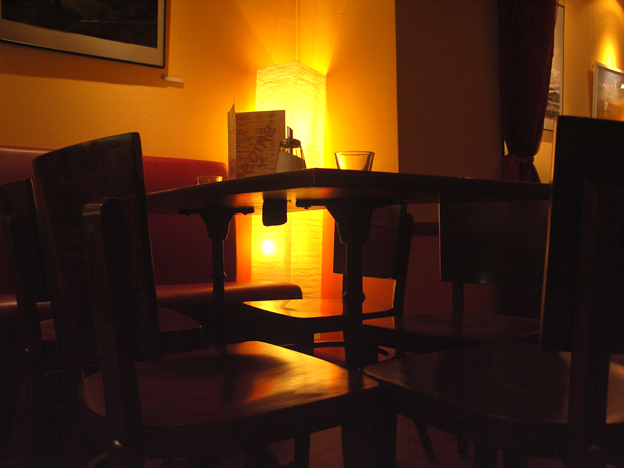 Bild mit Stühlen und einem Tisch
